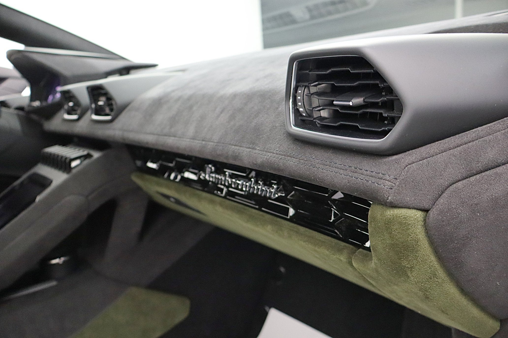 2023 Lamborghini Huracan Sterrato/SELEZIONE PRE-OWNED CERTIFIED