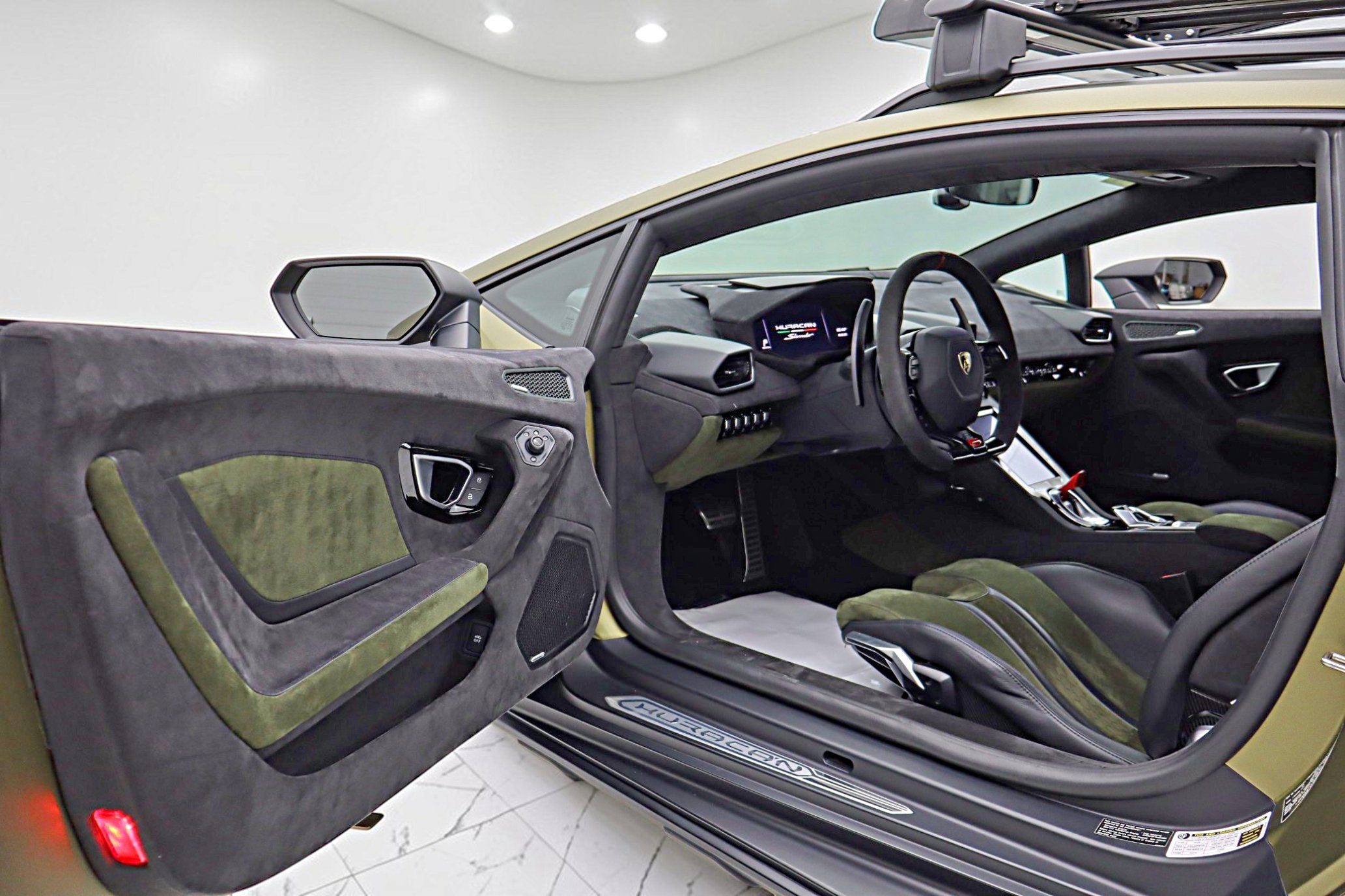 2023 Lamborghini Huracan Sterrato/SELEZIONE PRE-OWNED CERTIFIED