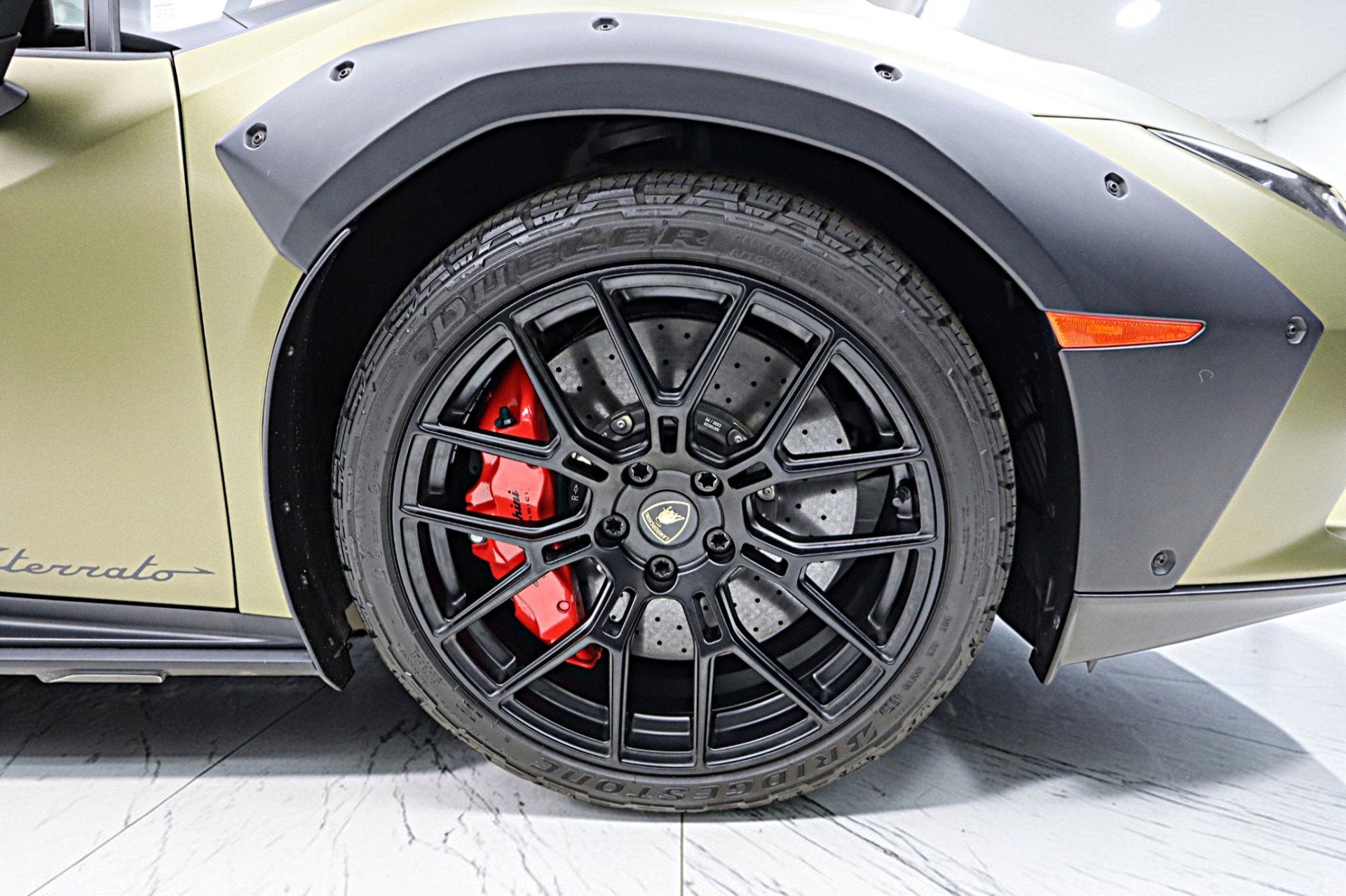 2023 Lamborghini Huracan Sterrato/SELEZIONE PRE-OWNED CERTIFIED