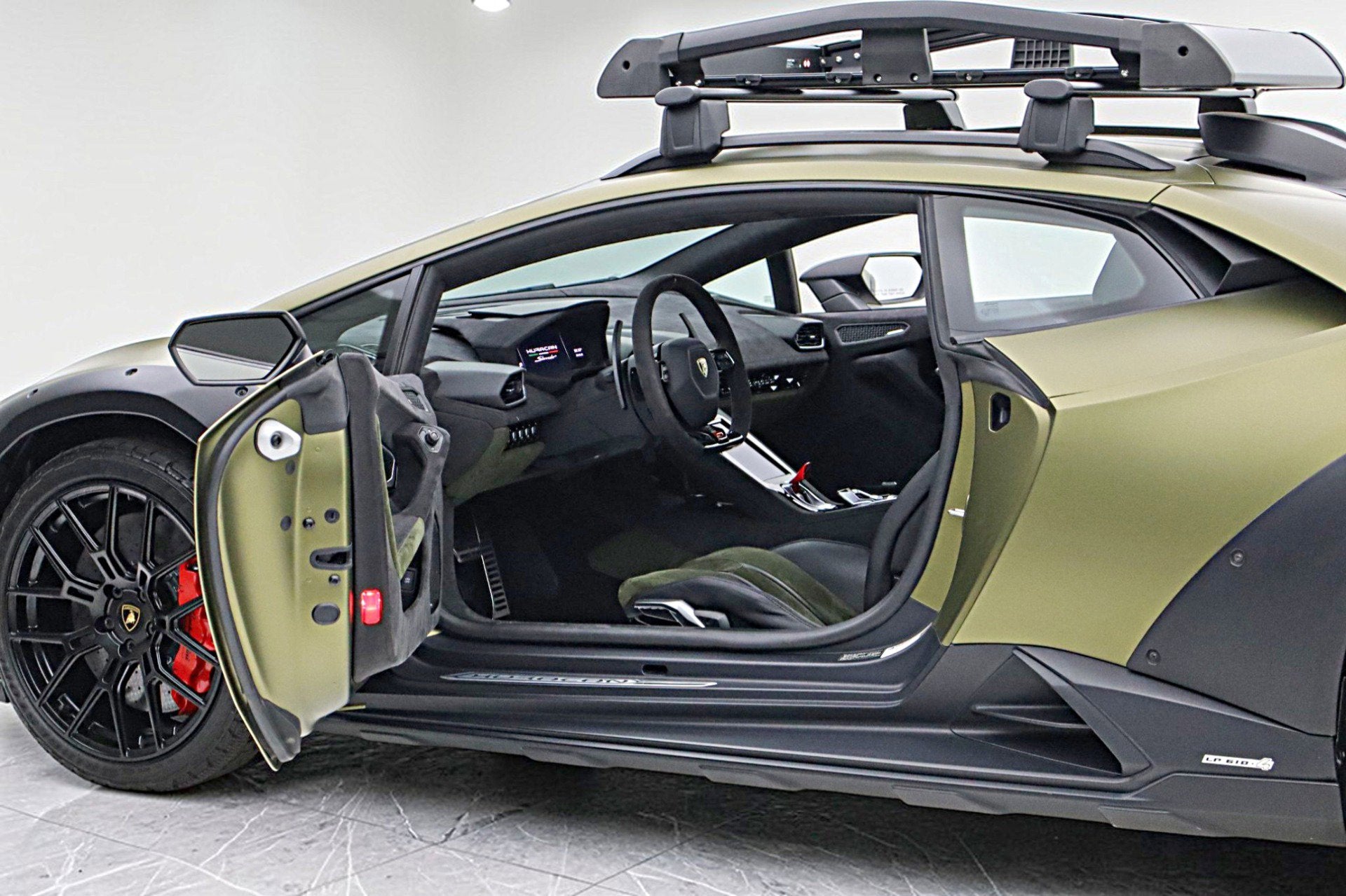 2023 Lamborghini Huracan Sterrato/SELEZIONE PRE-OWNED CERTIFIED