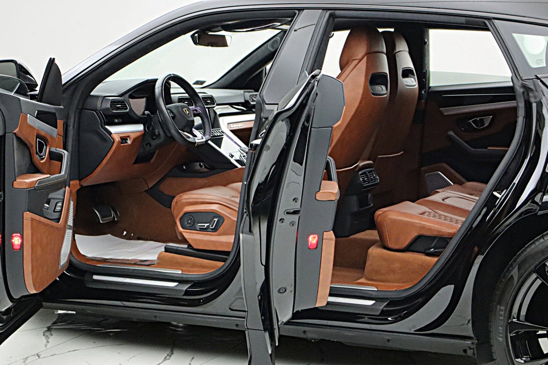 2019 Lamborghini Urus /SELEZIONE PRE-OWNED CERTIFIED