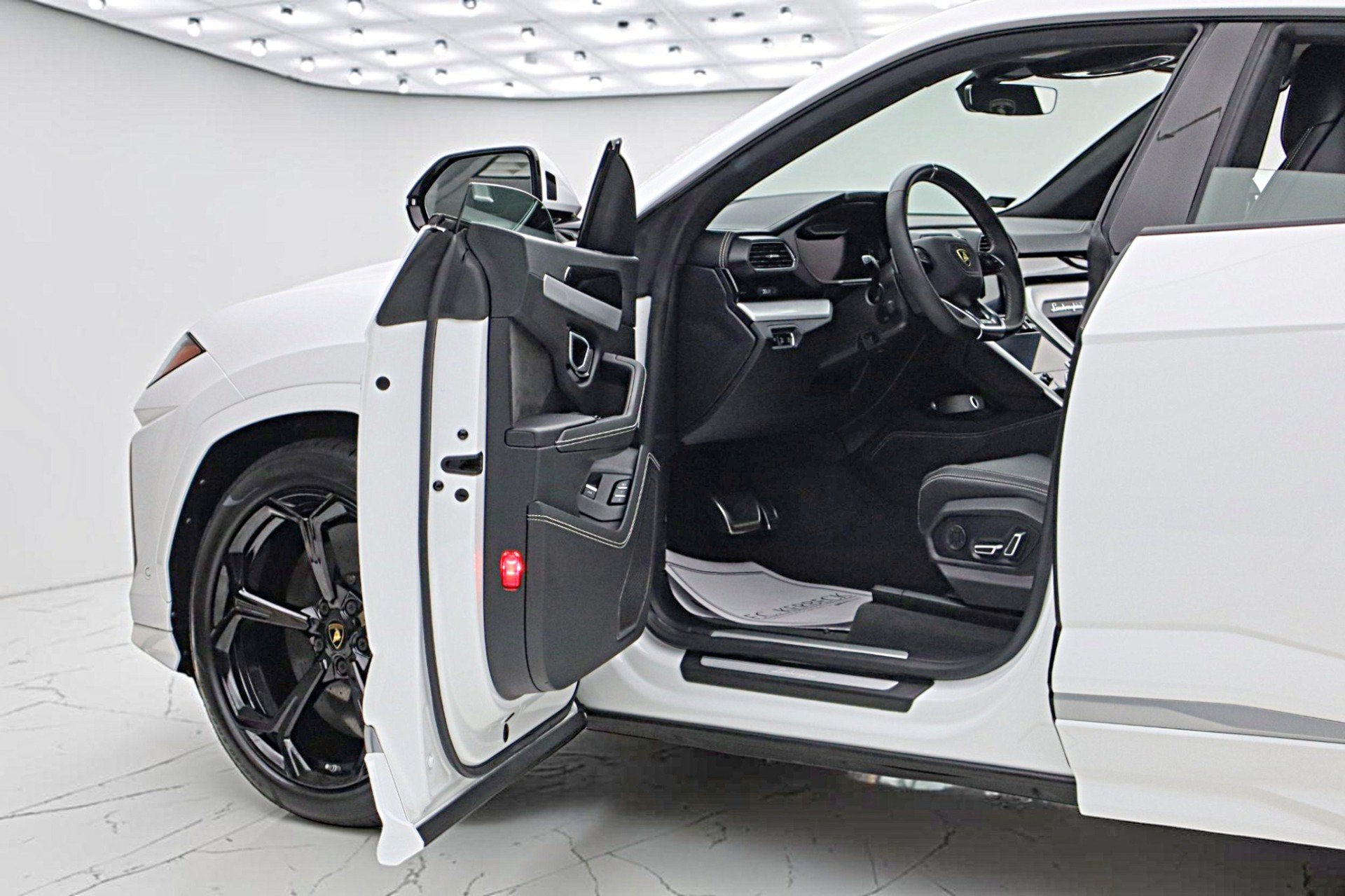 2020 Lamborghini Urus /SELEZIONE PRE-OWNED CERTIFIED