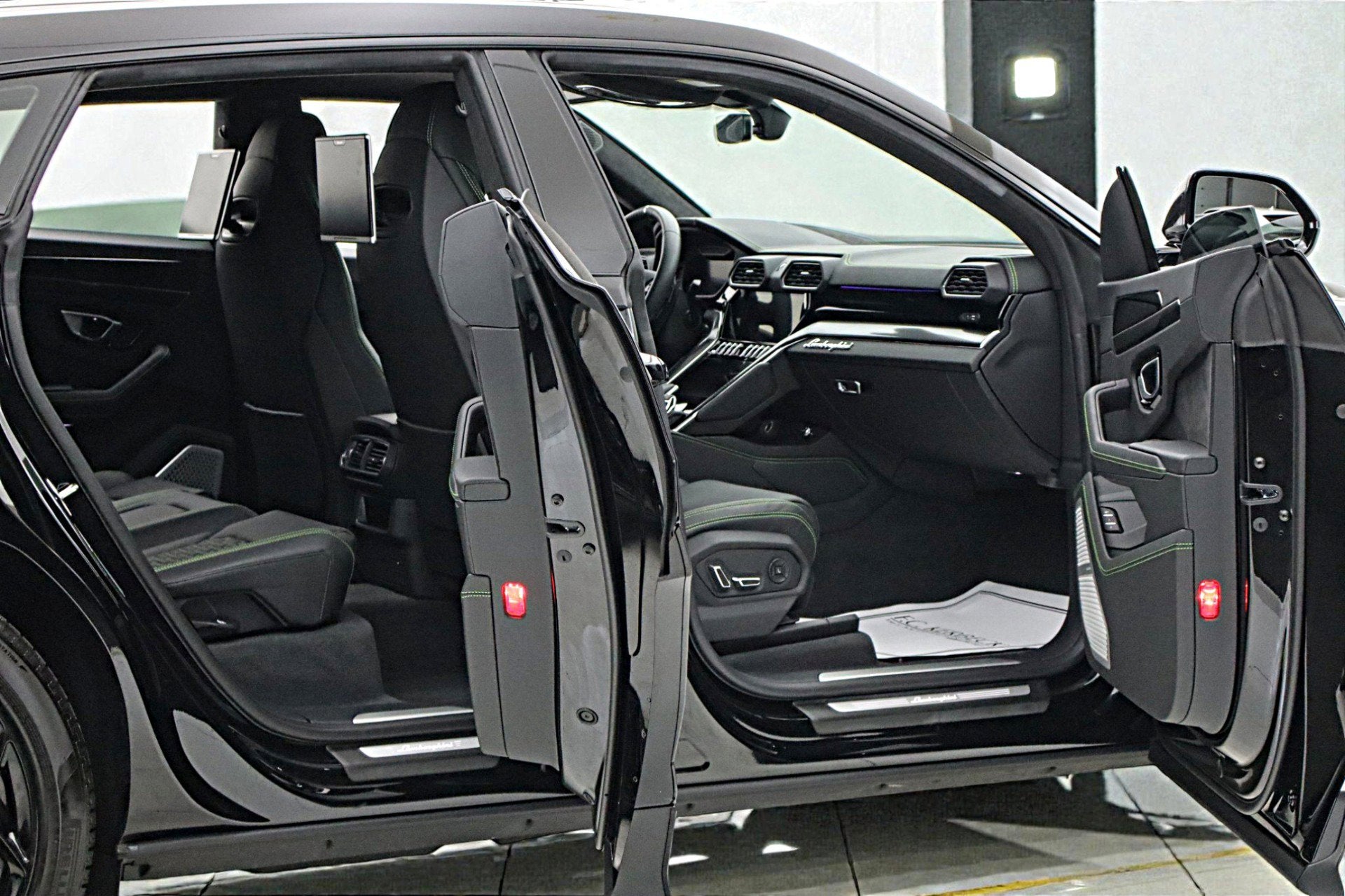 2020 Lamborghini Urus /SELEZIONE PRE-OWNED CERTIFIED