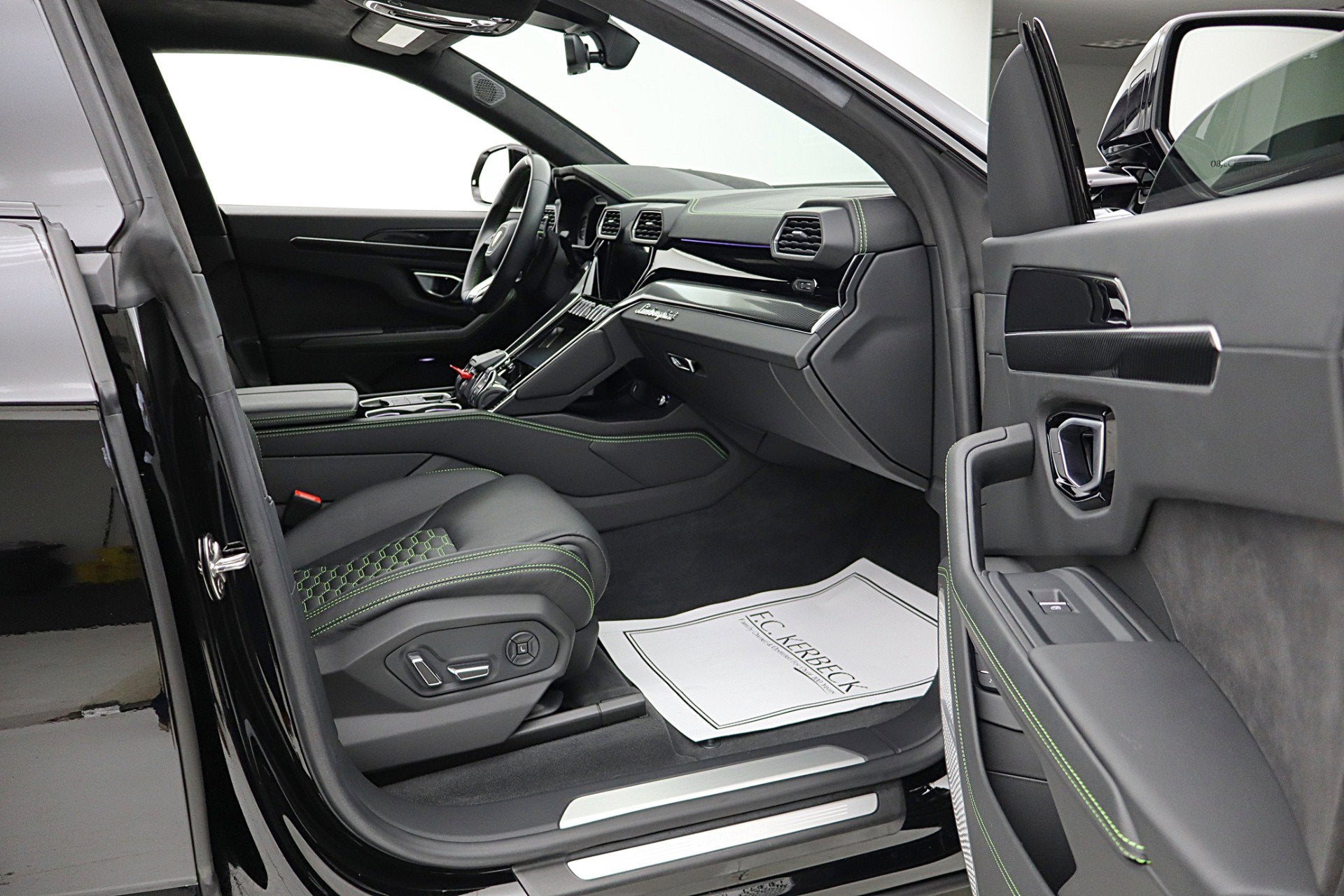 2020 Lamborghini Urus /SELEZIONE PRE-OWNED CERTIFIED