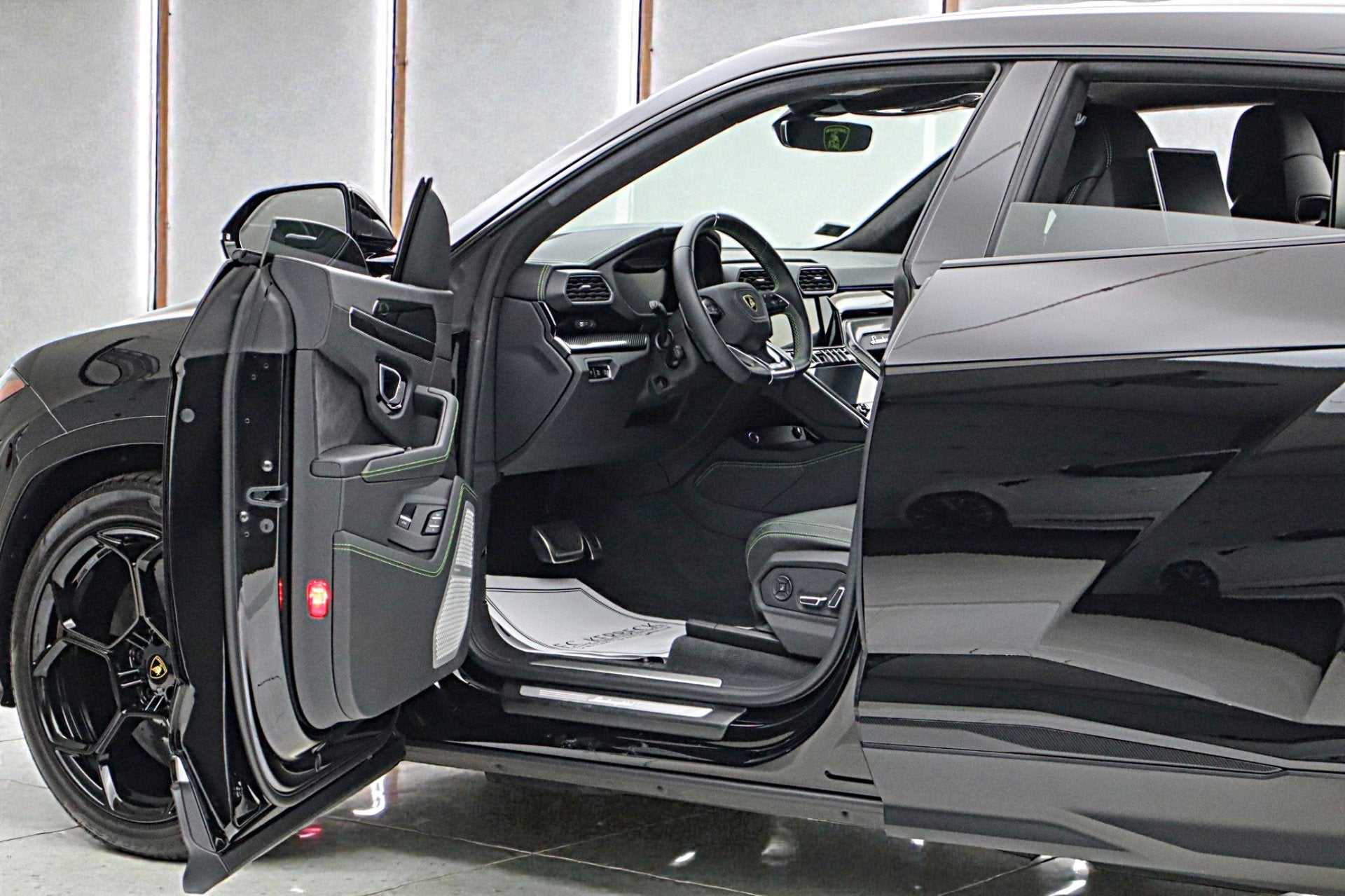 2020 Lamborghini Urus /SELEZIONE PRE-OWNED CERTIFIED