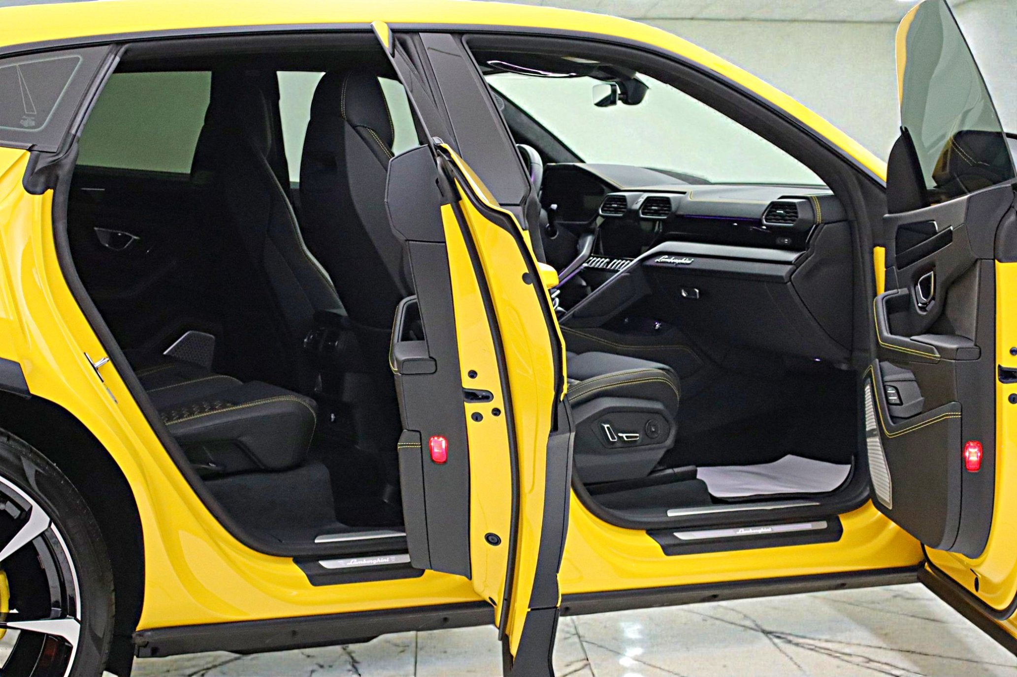 2022 Lamborghini Urus /SELEZIONE PRE-OWNED CERTIFIED