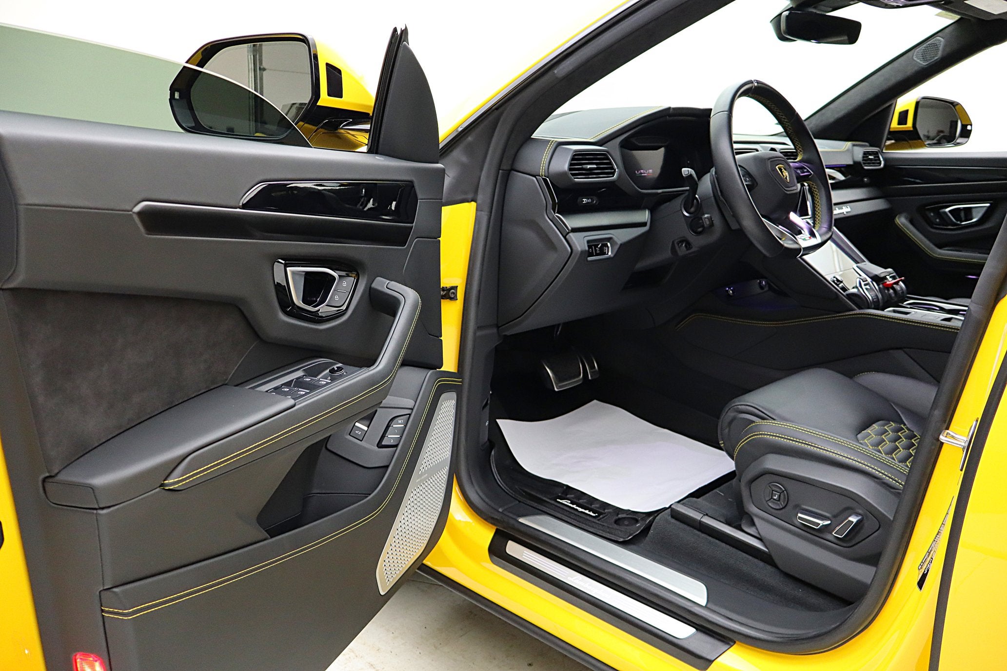 2022 Lamborghini Urus /SELEZIONE PRE-OWNED CERTIFIED