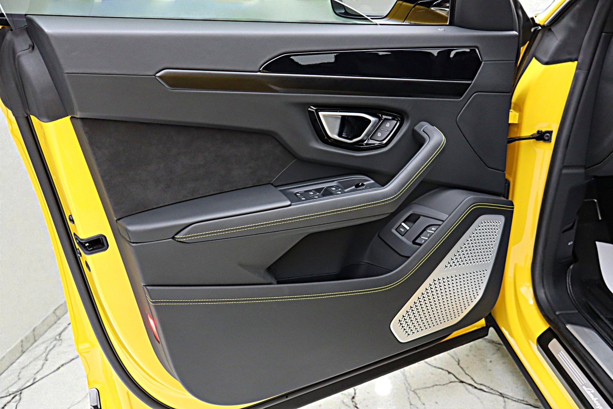 2022 Lamborghini Urus /SELEZIONE PRE-OWNED CERTIFIED